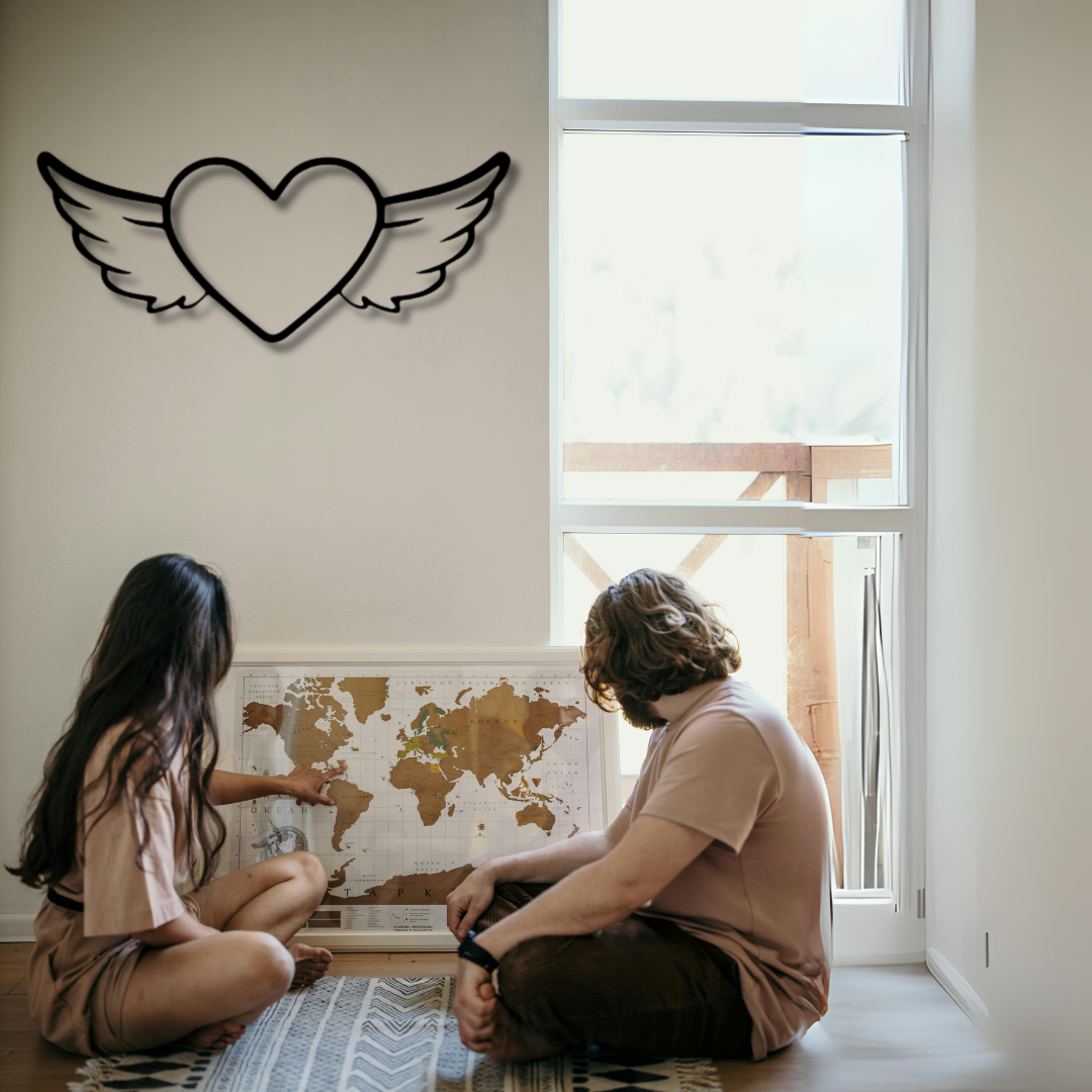 لوحة جدارية معدنية على شكل قلب مجنح