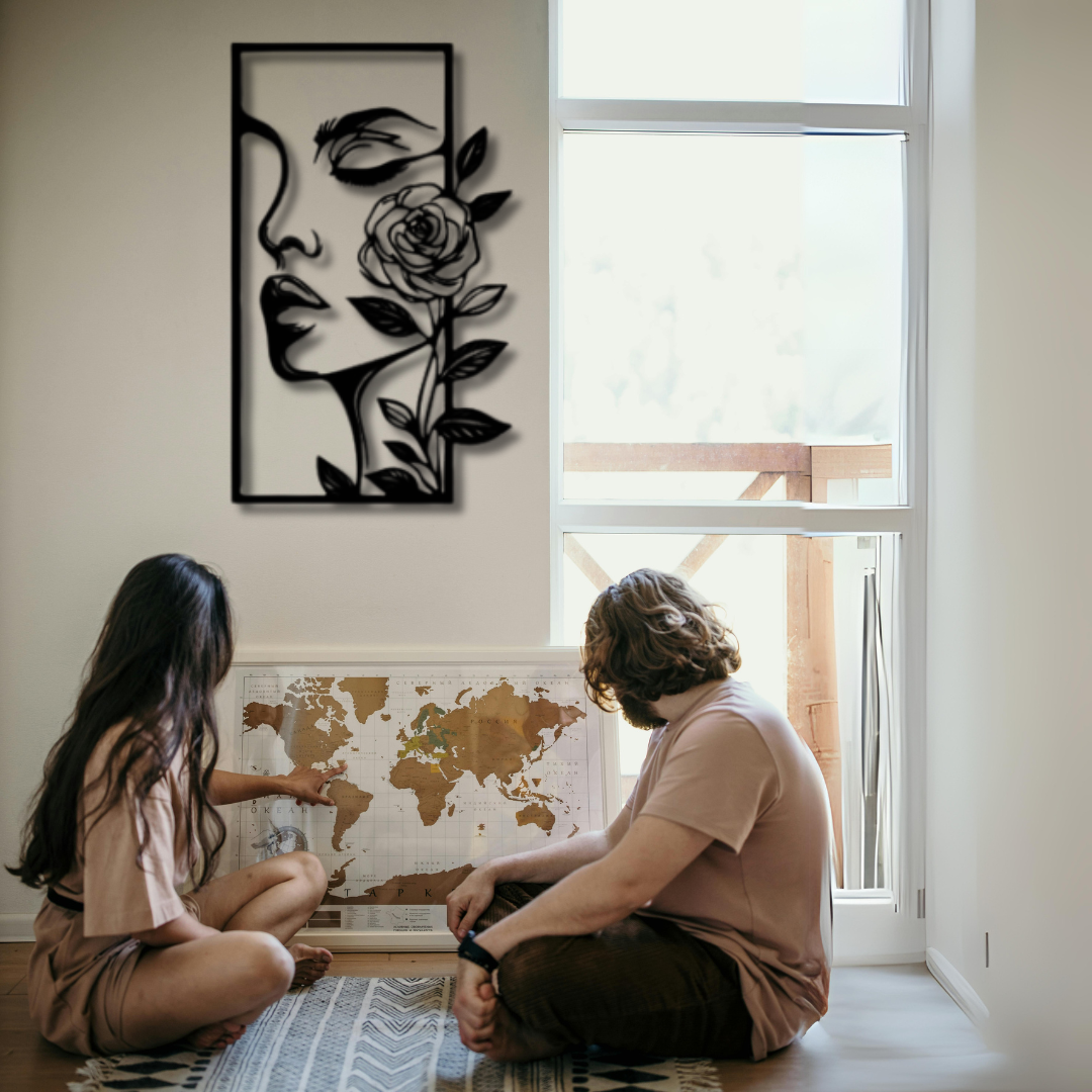 وجه المرأة والوردة