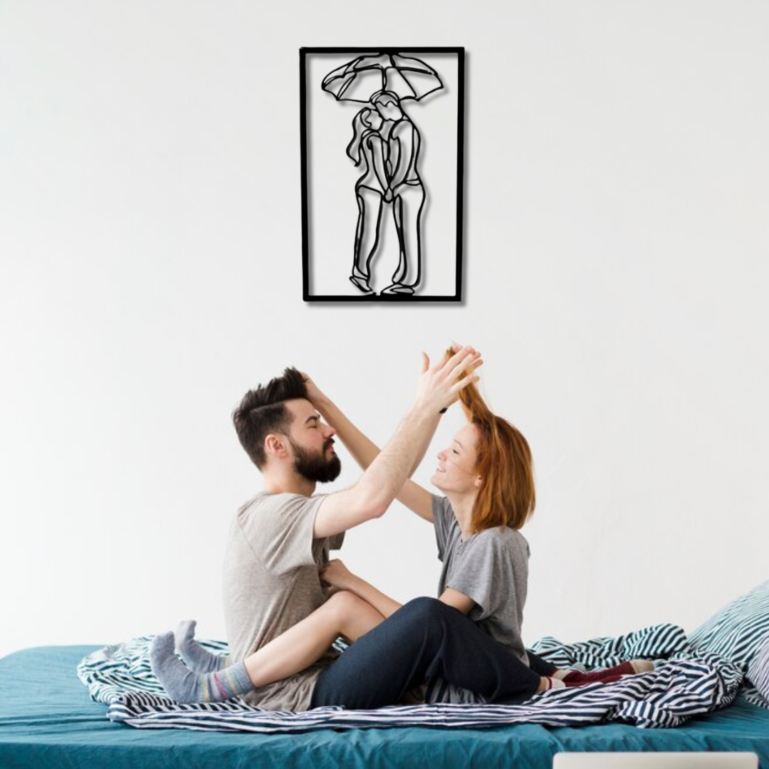 عاشق يحمل المظلة