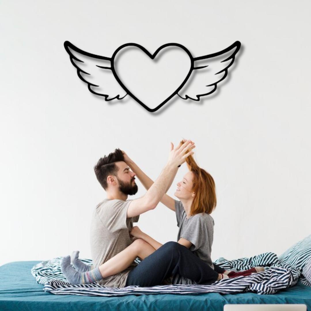 لوحة جدارية معدنية على شكل قلب مجنح